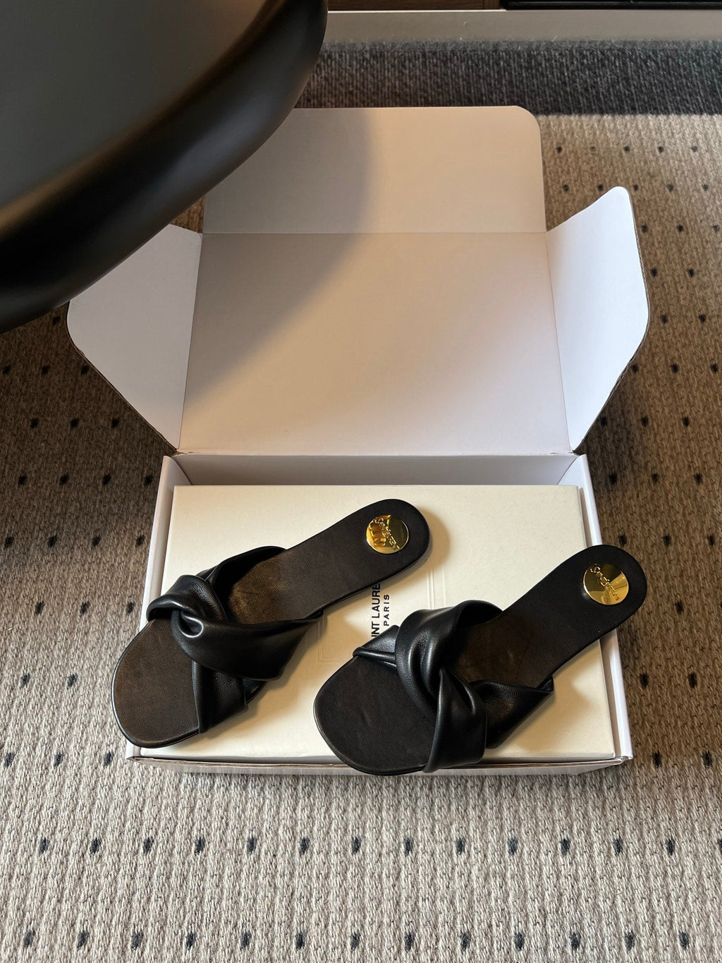 YSL 26S TWISTED-STRAP FLAT SANDALS IN BLACK LAMBSKIN