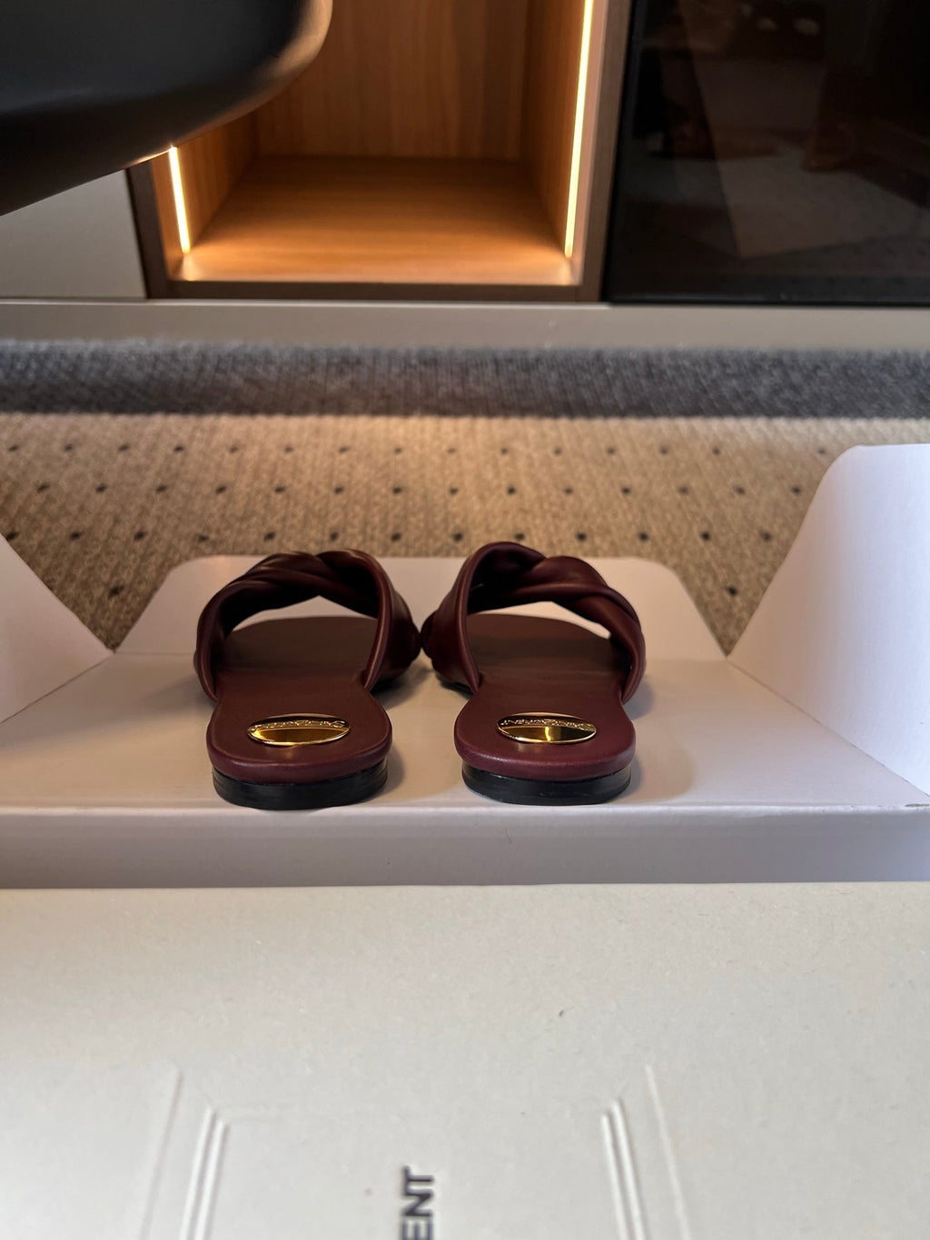 YSL 26S TWISTED-STRAP FLAT SANDALS IN DARK RED LAMBSKIN