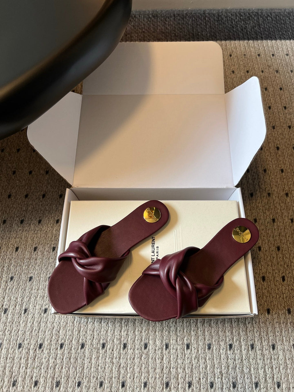 YSL 26S TWISTED-STRAP FLAT SANDALS IN DARK RED LAMBSKIN