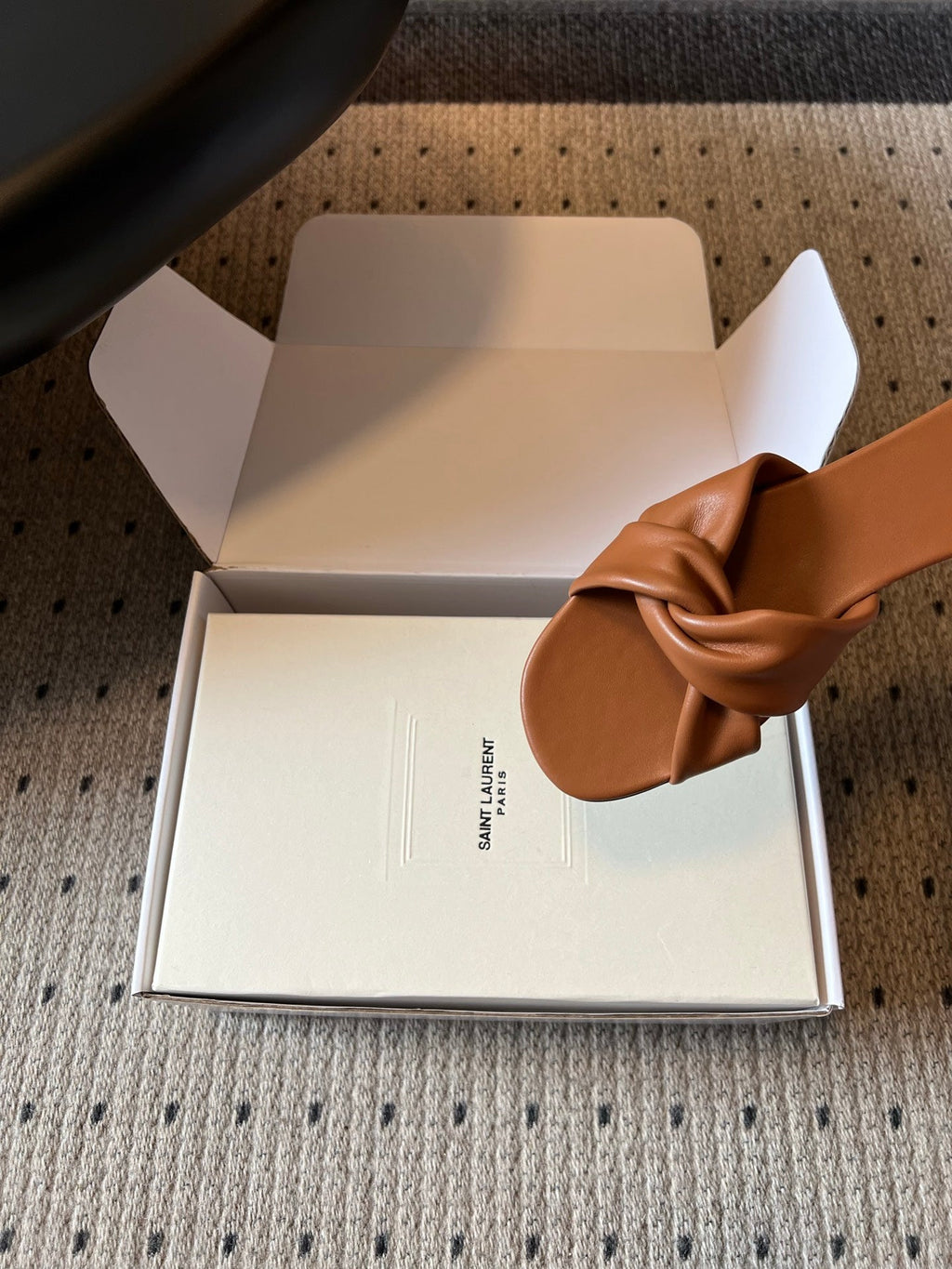 YSL 26S TWISTED-STRAP FLAT SANDALS IN  BROWN LAMBSKIN