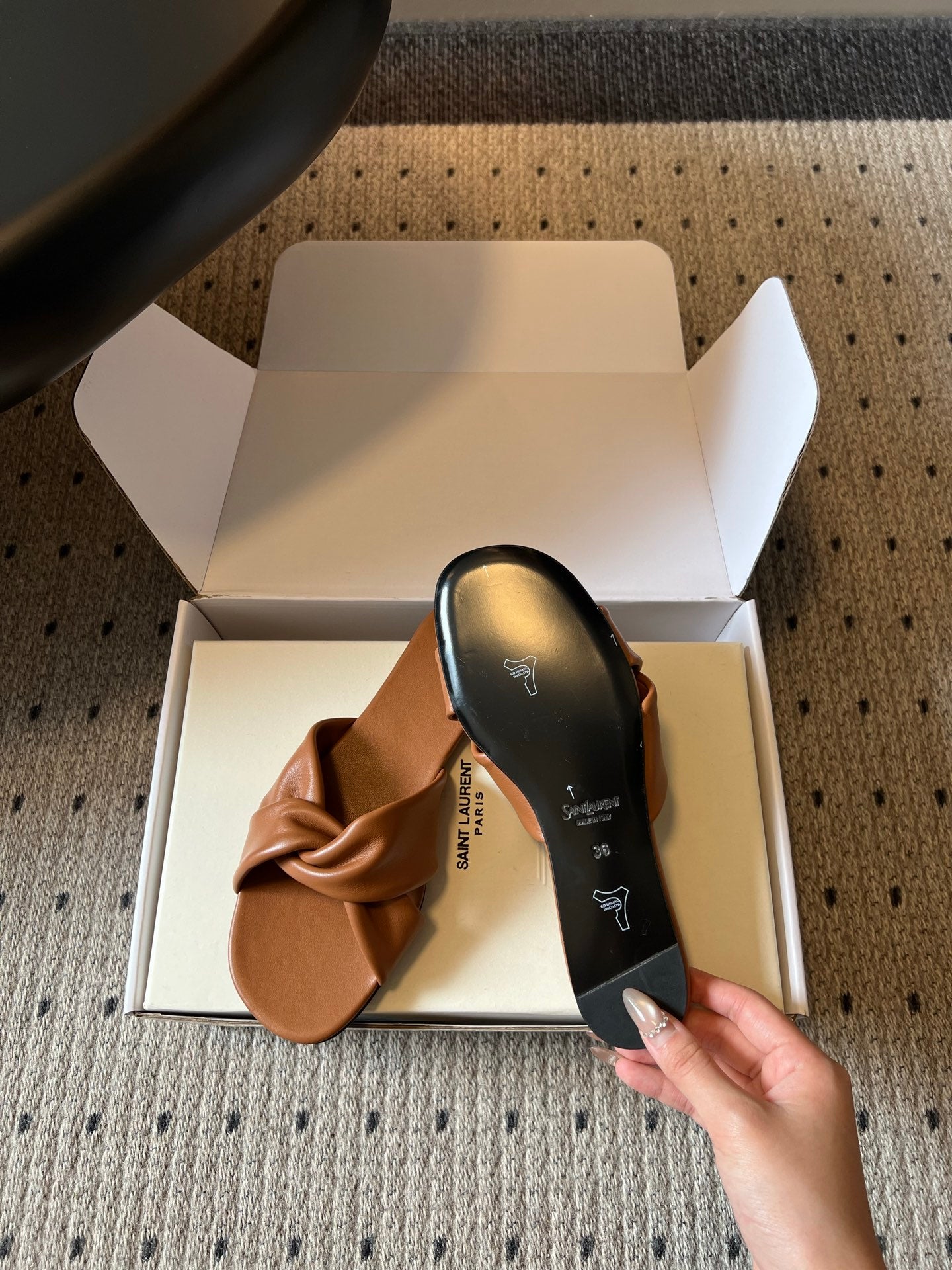 YSL 26S TWISTED-STRAP FLAT SANDALS IN  BROWN LAMBSKIN