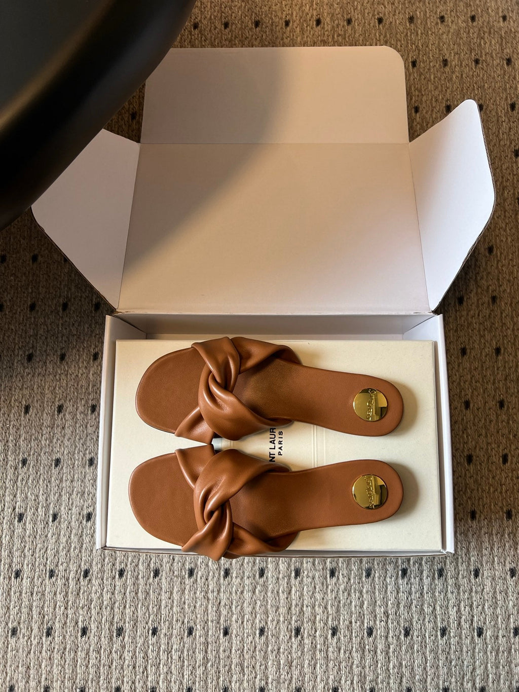 YSL 26S TWISTED-STRAP FLAT SANDALS IN  BROWN LAMBSKIN