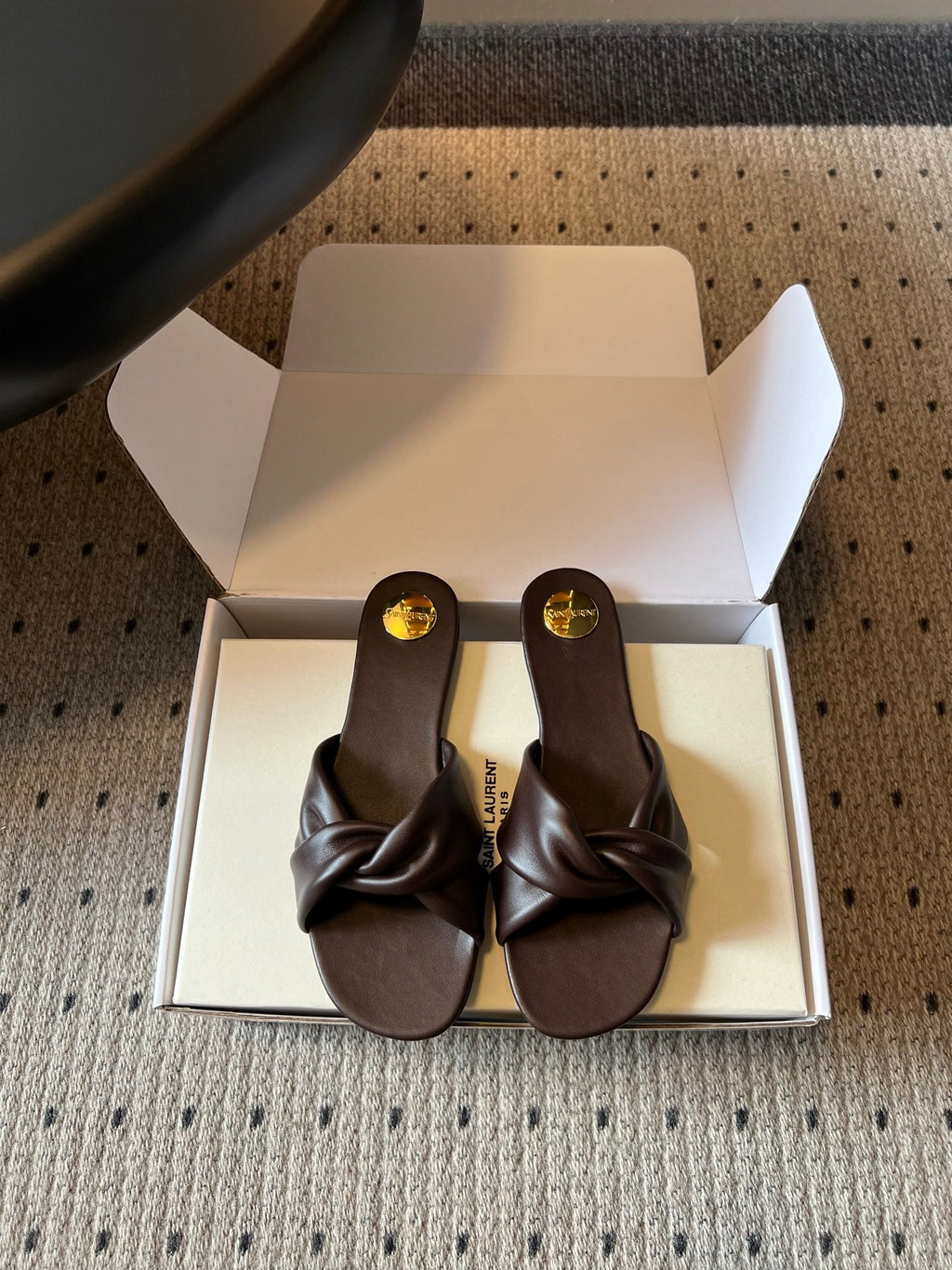 YSL 26S TWISTED-STRAP FLAT SANDALS IN DARK BROWN LAMBSKIN