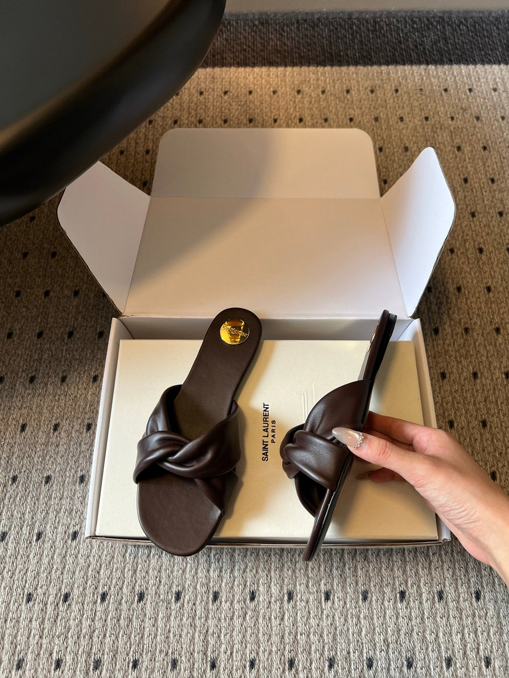 YSL 26S TWISTED-STRAP FLAT SANDALS IN DARK BROWN LAMBSKIN
