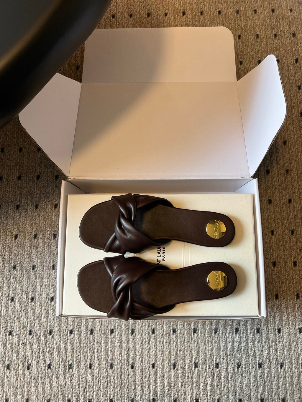 YSL 26S TWISTED-STRAP FLAT SANDALS IN DARK BROWN LAMBSKIN