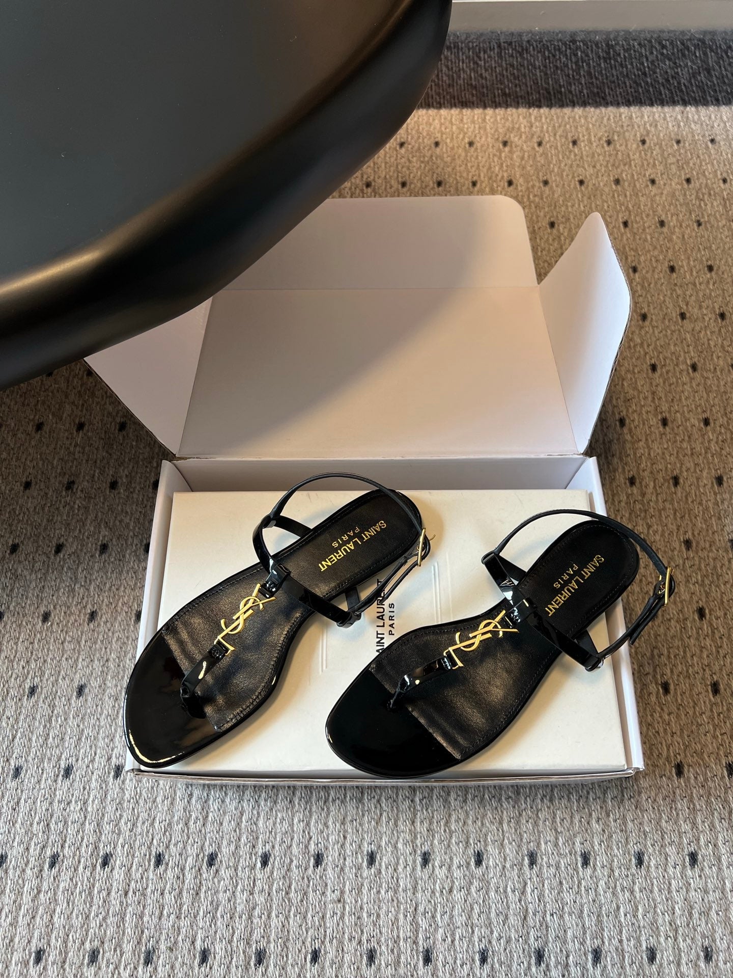 YSL 26S THONG SANDALS IN BLACK SHINY CALFSKIN WITH GOLD HARDWARE