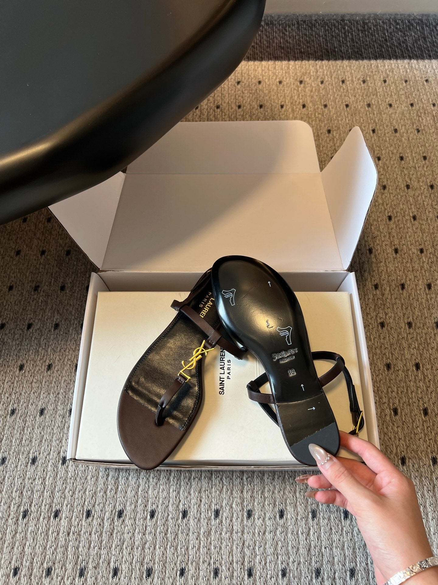 YSL 26S THONG SANDALS IN CHOCOLATE BROWN CALFSKIN WITH GOLD HARDWARE