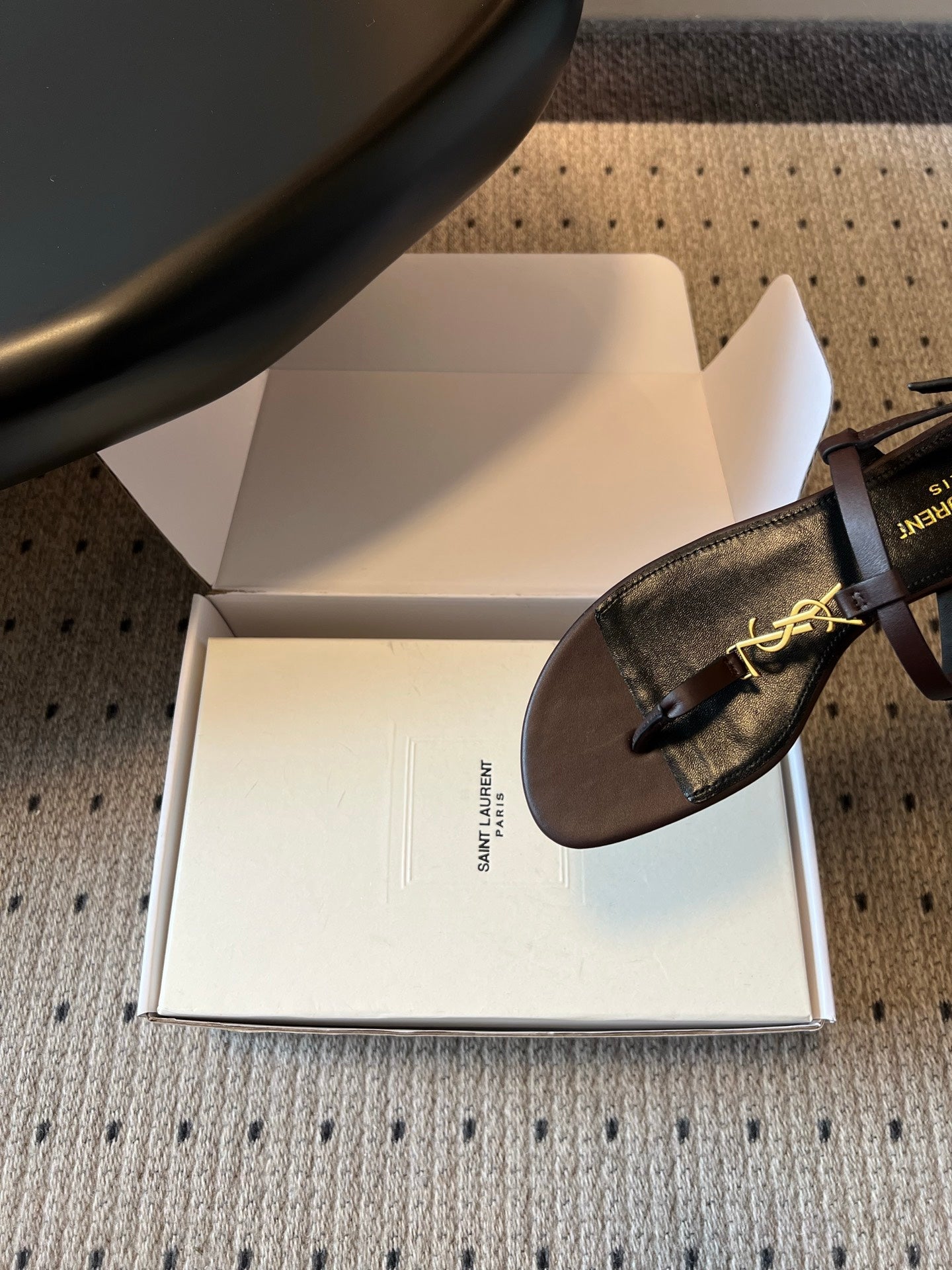 YSL 26S THONG SANDALS IN CHOCOLATE BROWN CALFSKIN WITH GOLD HARDWARE