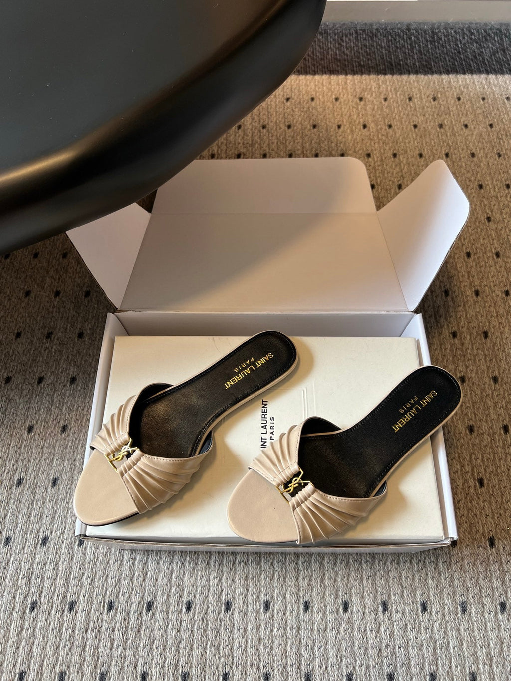 YSL 26S BABYLONE FLAT MULES IN BEIGE LAMBSKIN