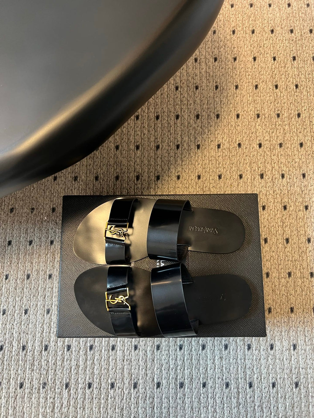 YSL 26S DOUBLE-STRAP SANDALS IN BLACK PATENT CALFSKIN