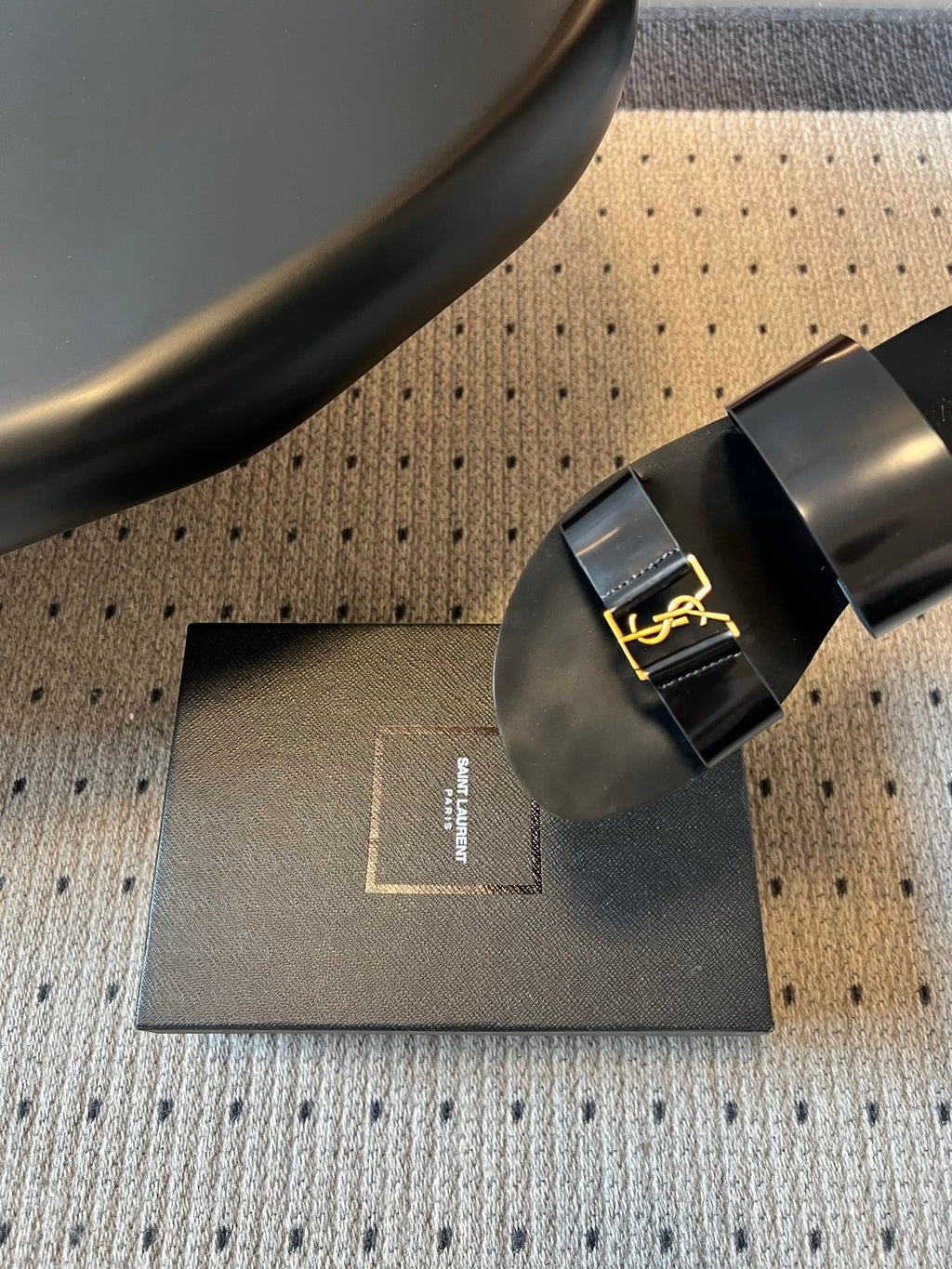 YSL 26S DOUBLE-STRAP SANDALS IN BLACK PATENT CALFSKIN