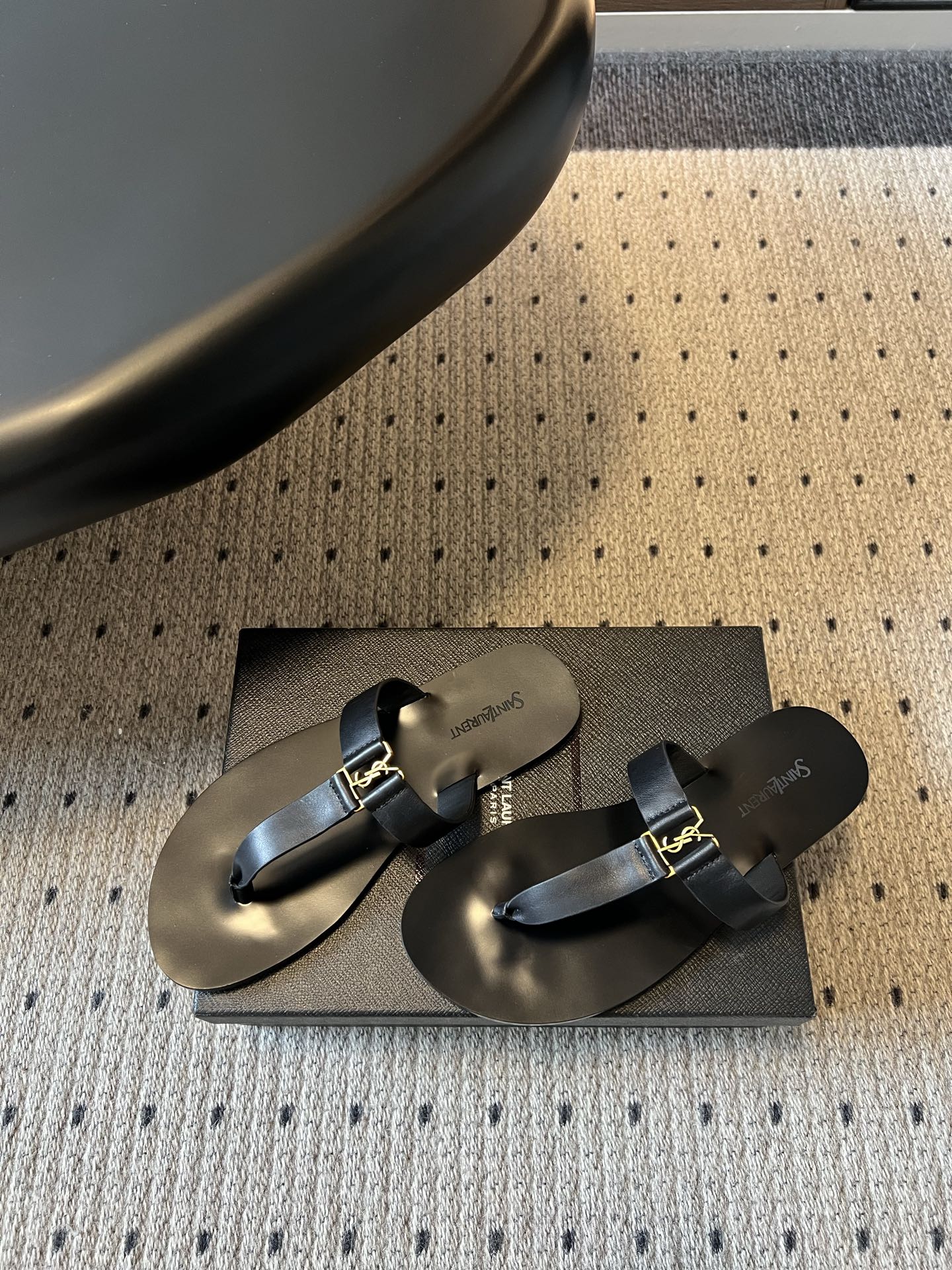 YSL 26S THONG SANDALS IN BLACK CALFSKIN