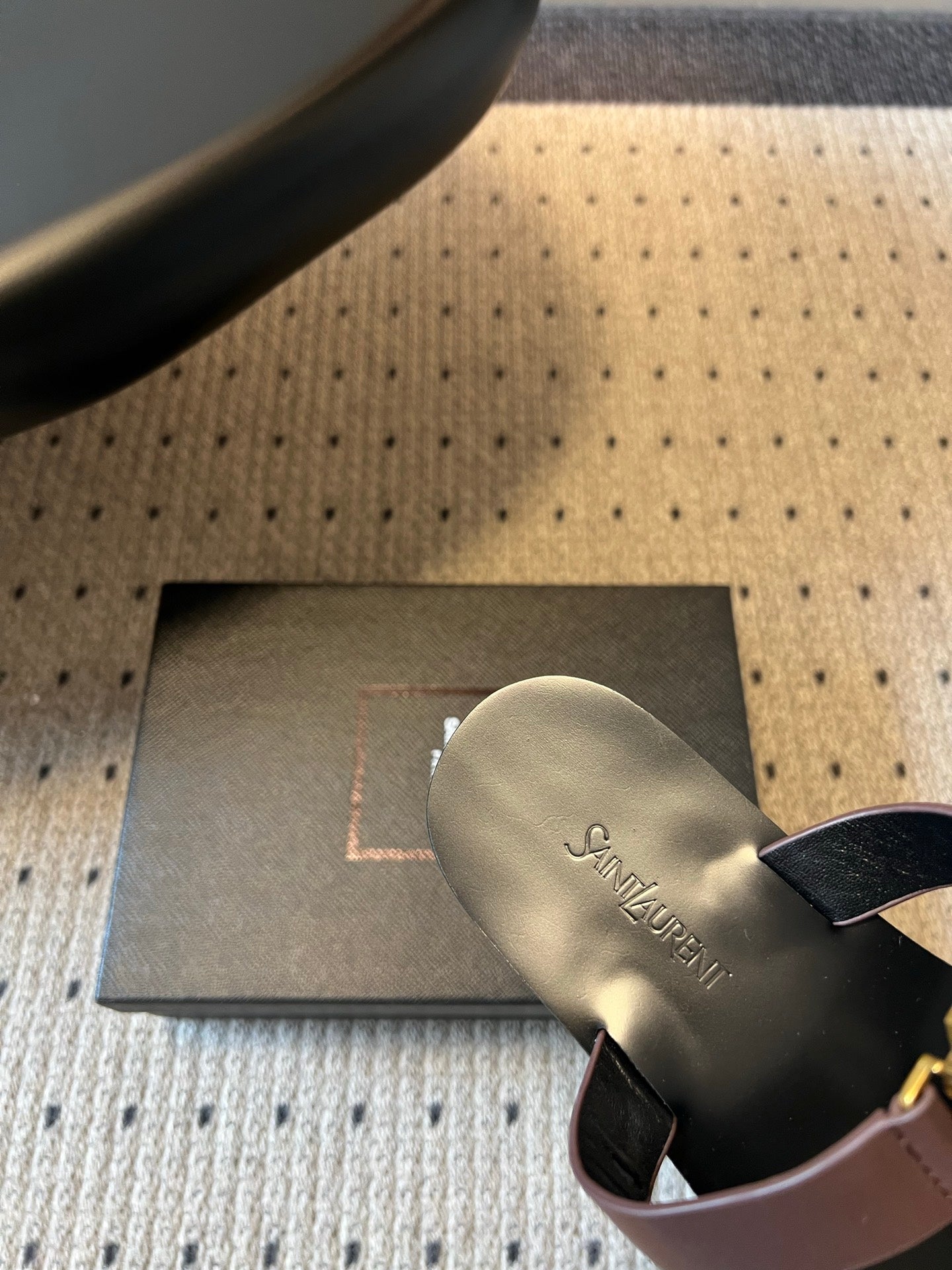 YSL 26S THONG SANDALS IN ESPRESSO BROWN AND BLACK SHINY CALFSKIN