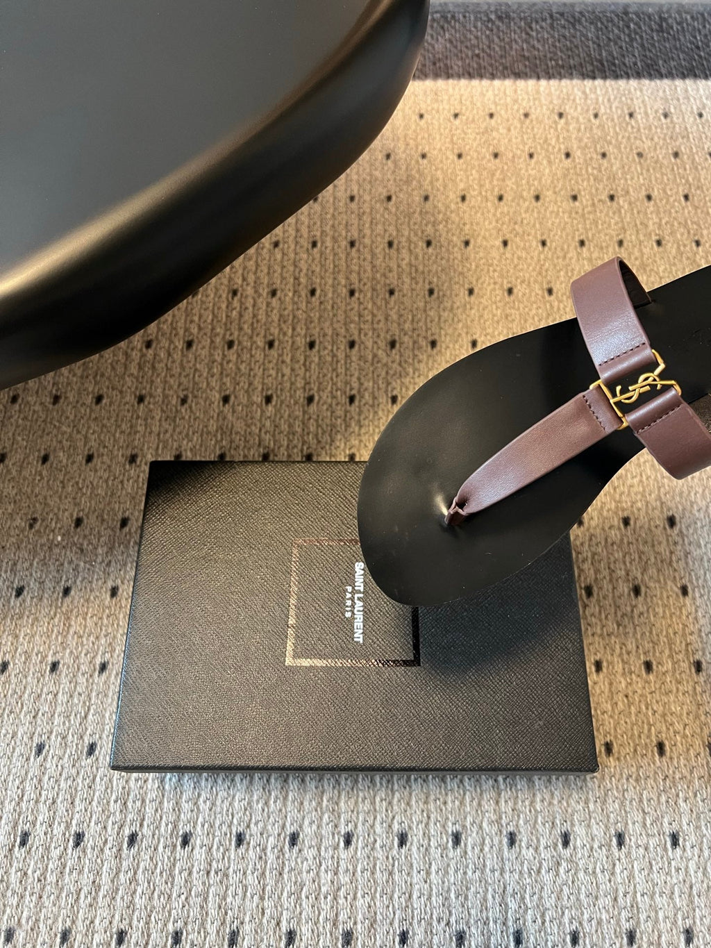 YSL 26S THONG SANDALS IN ESPRESSO BROWN AND BLACK SHINY CALFSKIN