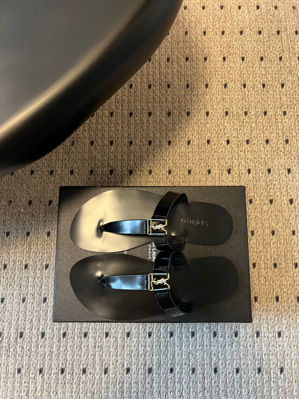 YSL 26S THONG SANDALS IN BLACK SHINY CALFSKIN