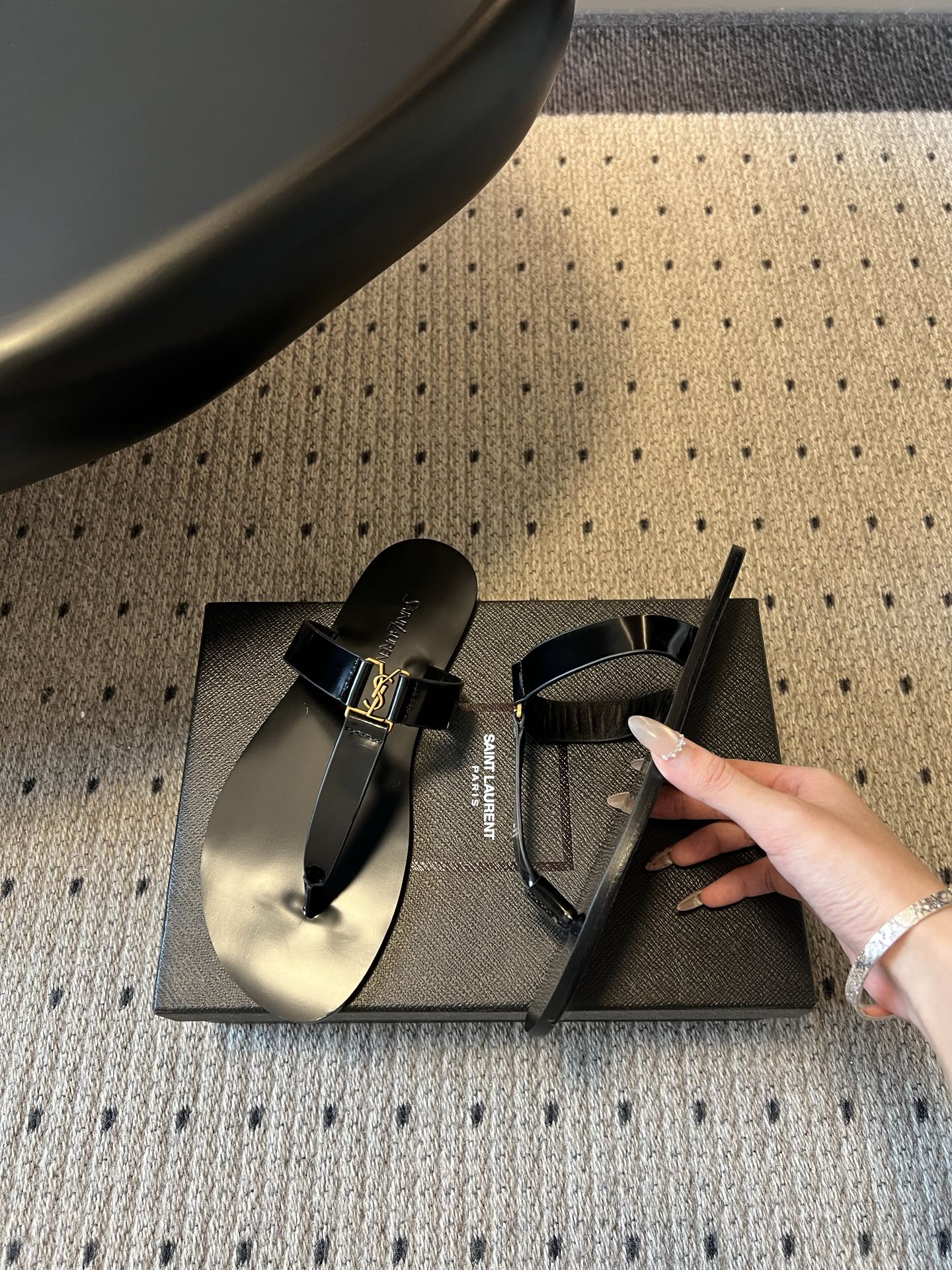 YSL 26S THONG SANDALS IN BLACK SHINY CALFSKIN