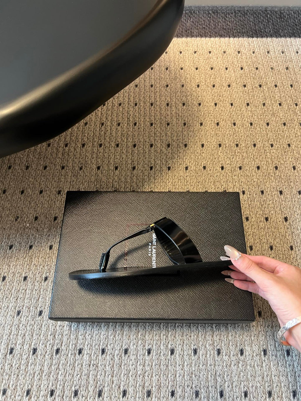 YSL 26S THONG SANDALS IN BLACK SHINY CALFSKIN