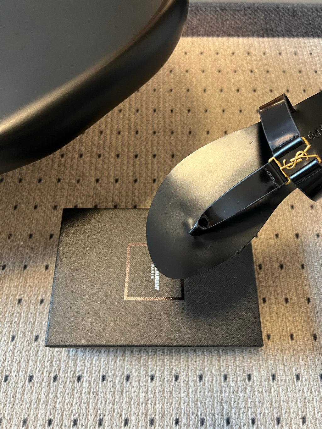 YSL 26S THONG SANDALS IN BLACK SHINY CALFSKIN