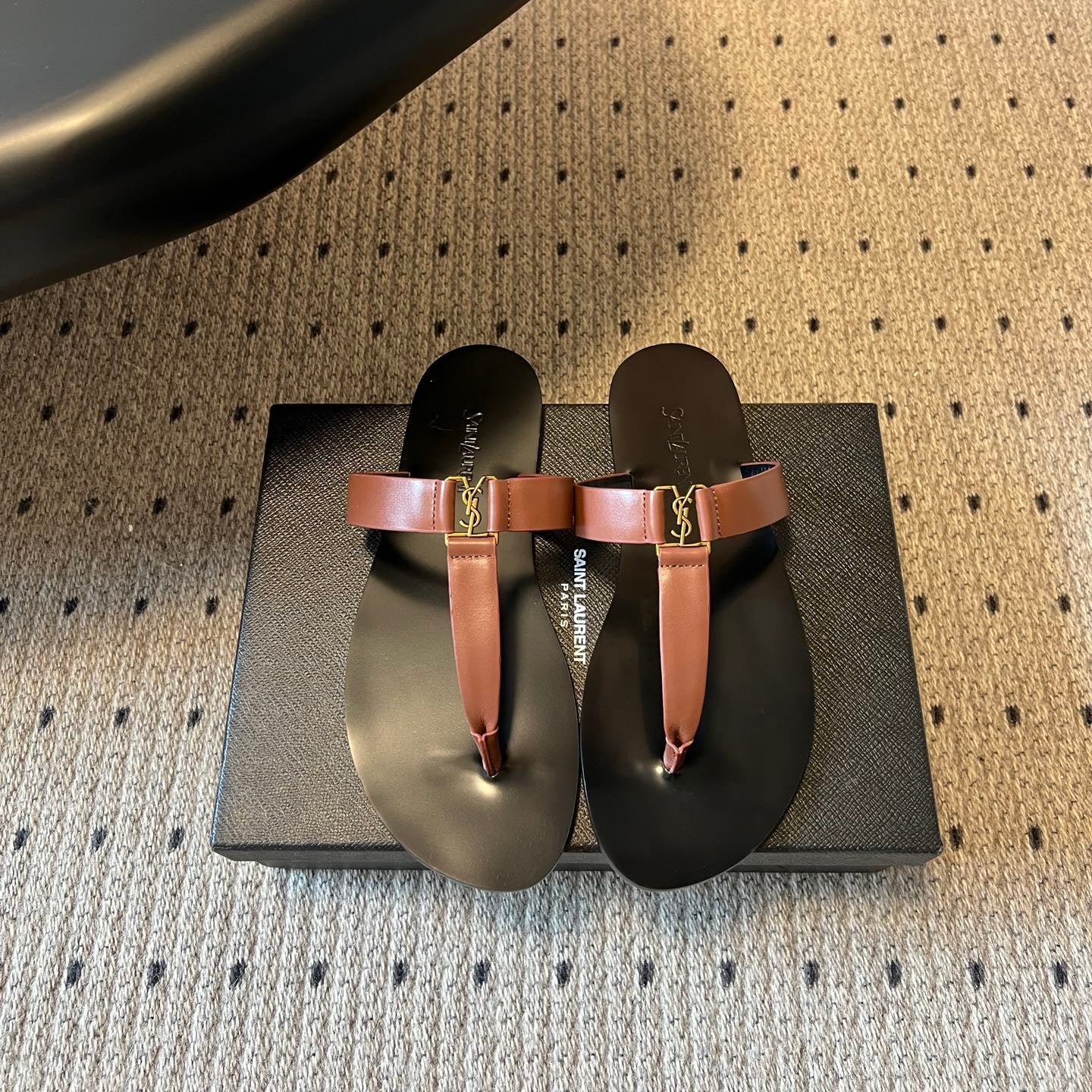 YSL 26S THONG SANDALS IN BROWN AND BLACK SHINY CALFSKIN
