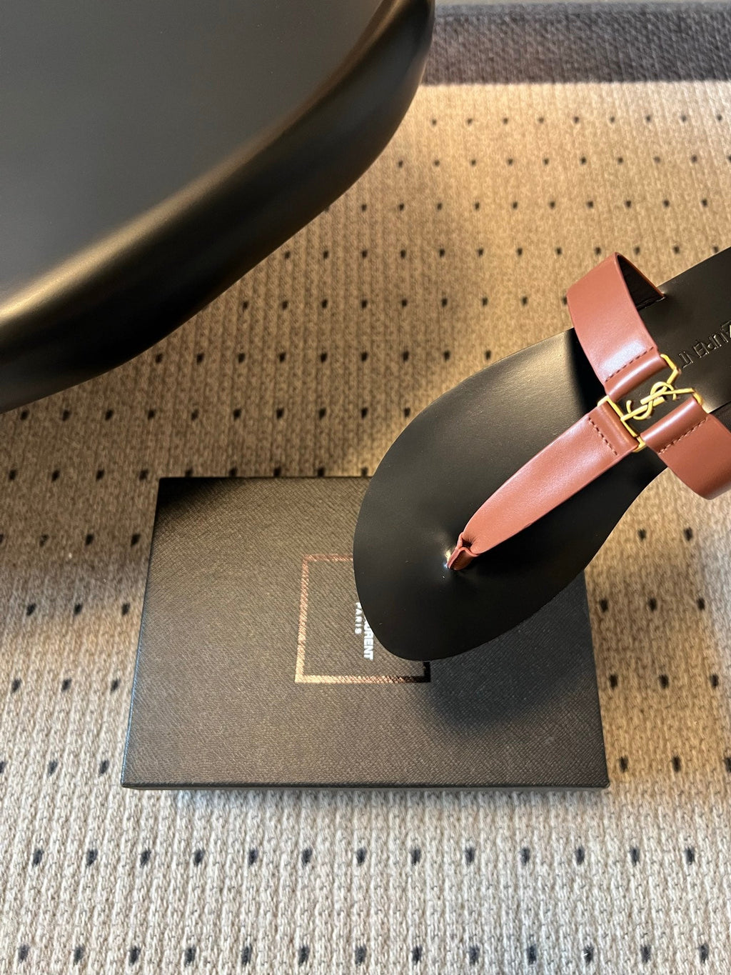 YSL 26S THONG SANDALS IN BROWN AND BLACK SHINY CALFSKIN