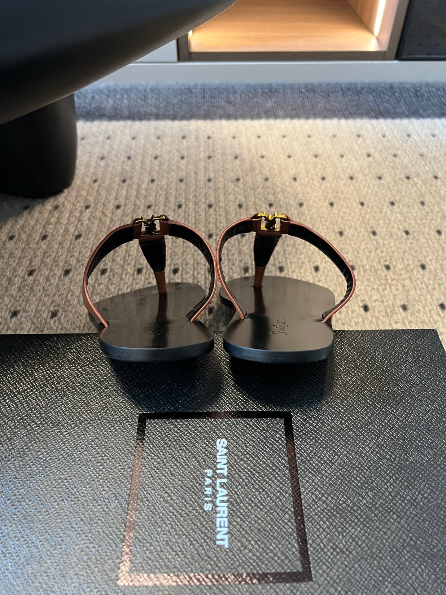 YSL 26S THONG SANDALS IN BROWN AND BLACK SHINY CALFSKIN