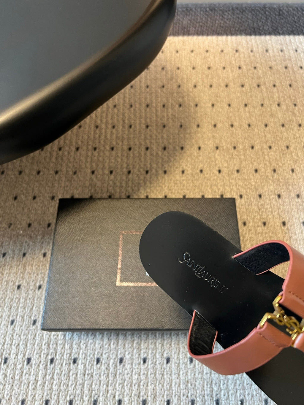 YSL 26S THONG SANDALS IN BROWN AND BLACK SHINY CALFSKIN