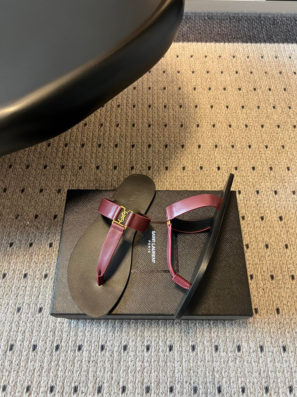 YSL 26S THONG SANDALS IN DARK RED AND BLACK SHINY CALFSKIN