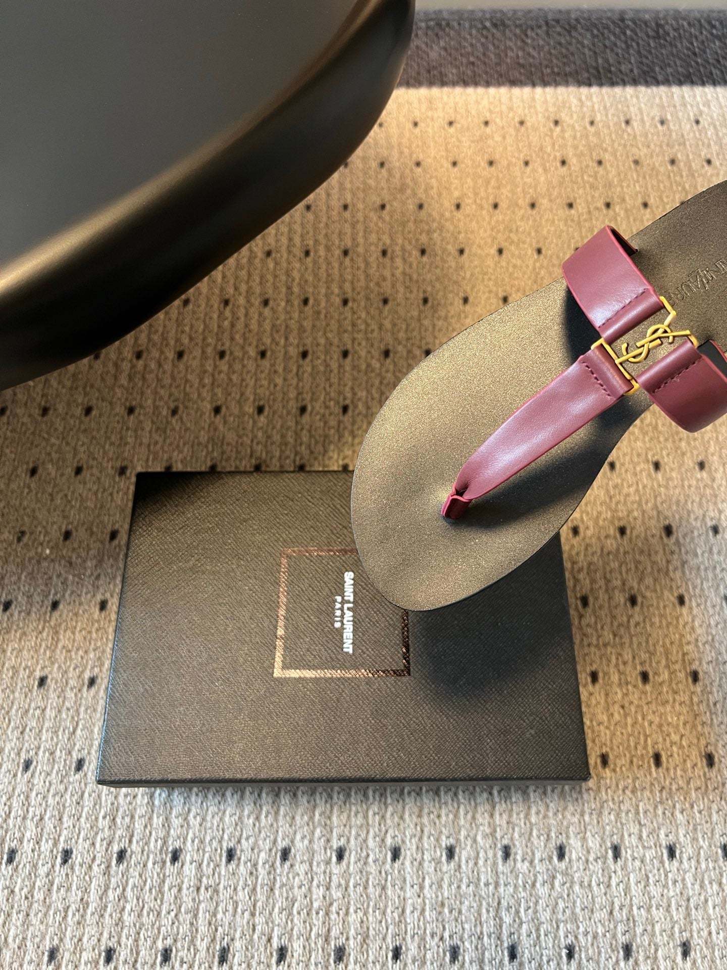 YSL 26S THONG SANDALS IN DARK RED AND BLACK SHINY CALFSKIN