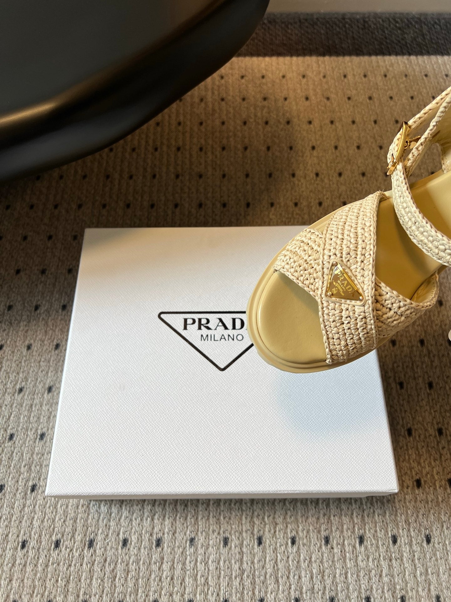 PRADA 26S BLOCK HEEL SANDALS 85MM IN BEIGE RAFFIA AND CALFSKIN
