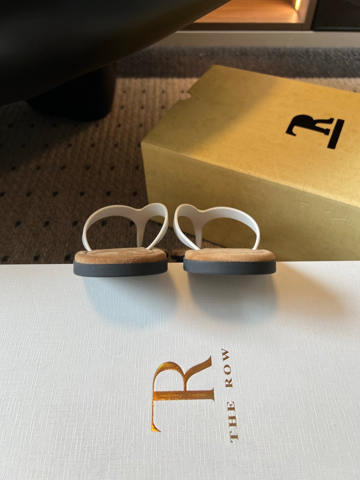 THE ROW 26S THONG SANDALS IN WHITE CALFSKIN AND SUEDE