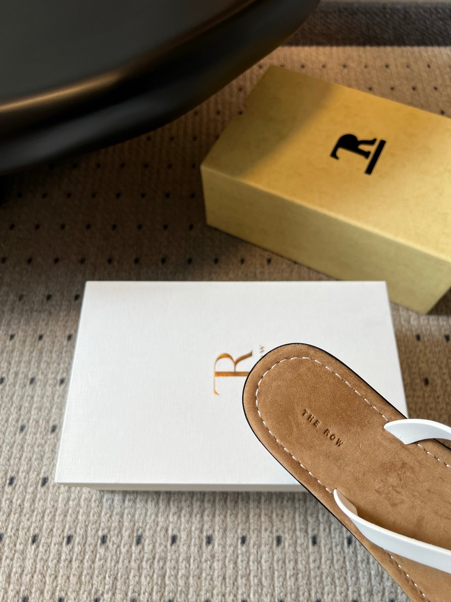 THE ROW 26S THONG SANDALS IN WHITE CALFSKIN AND SUEDE