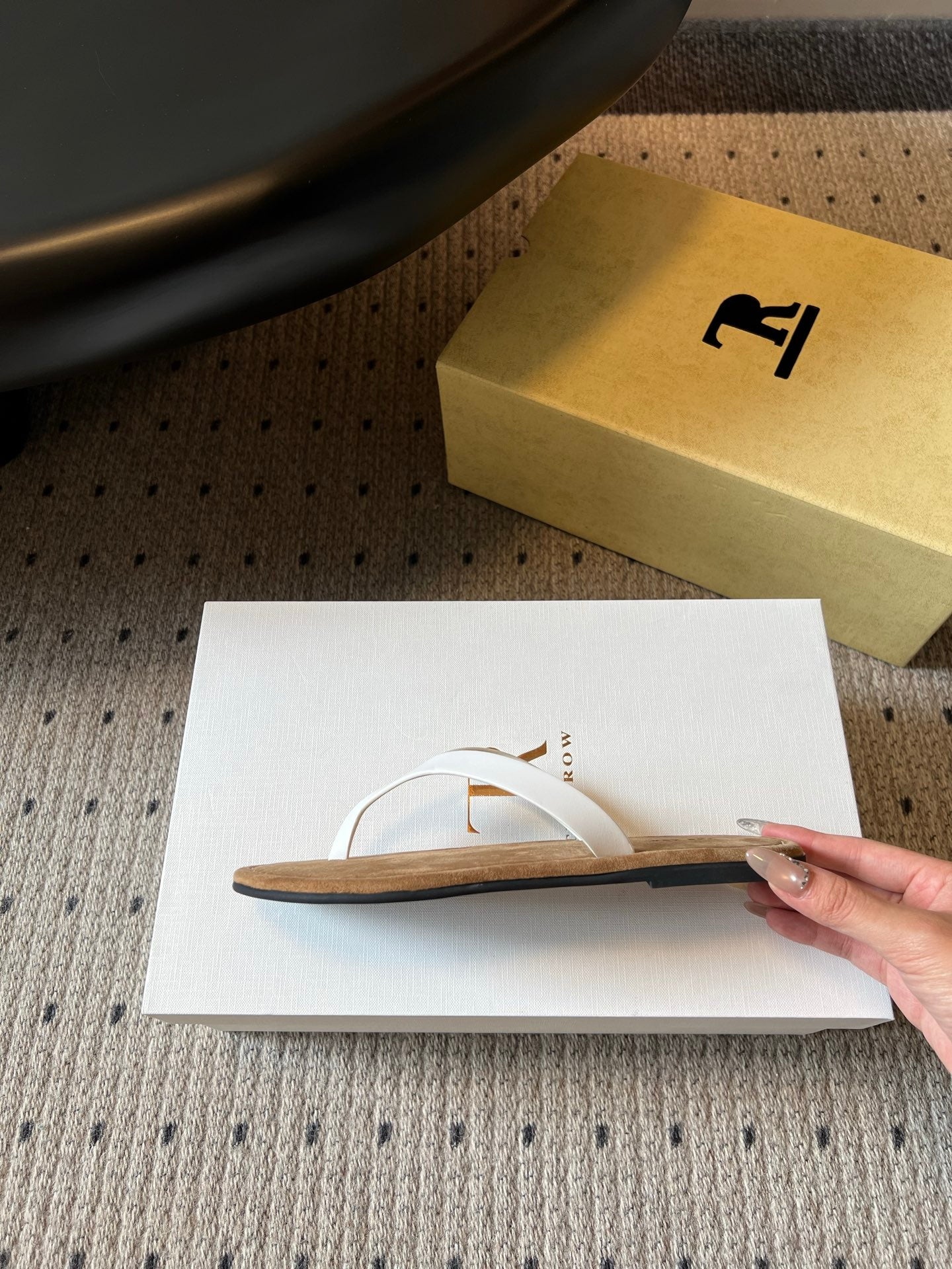 THE ROW 26S THONG SANDALS IN WHITE CALFSKIN AND SUEDE