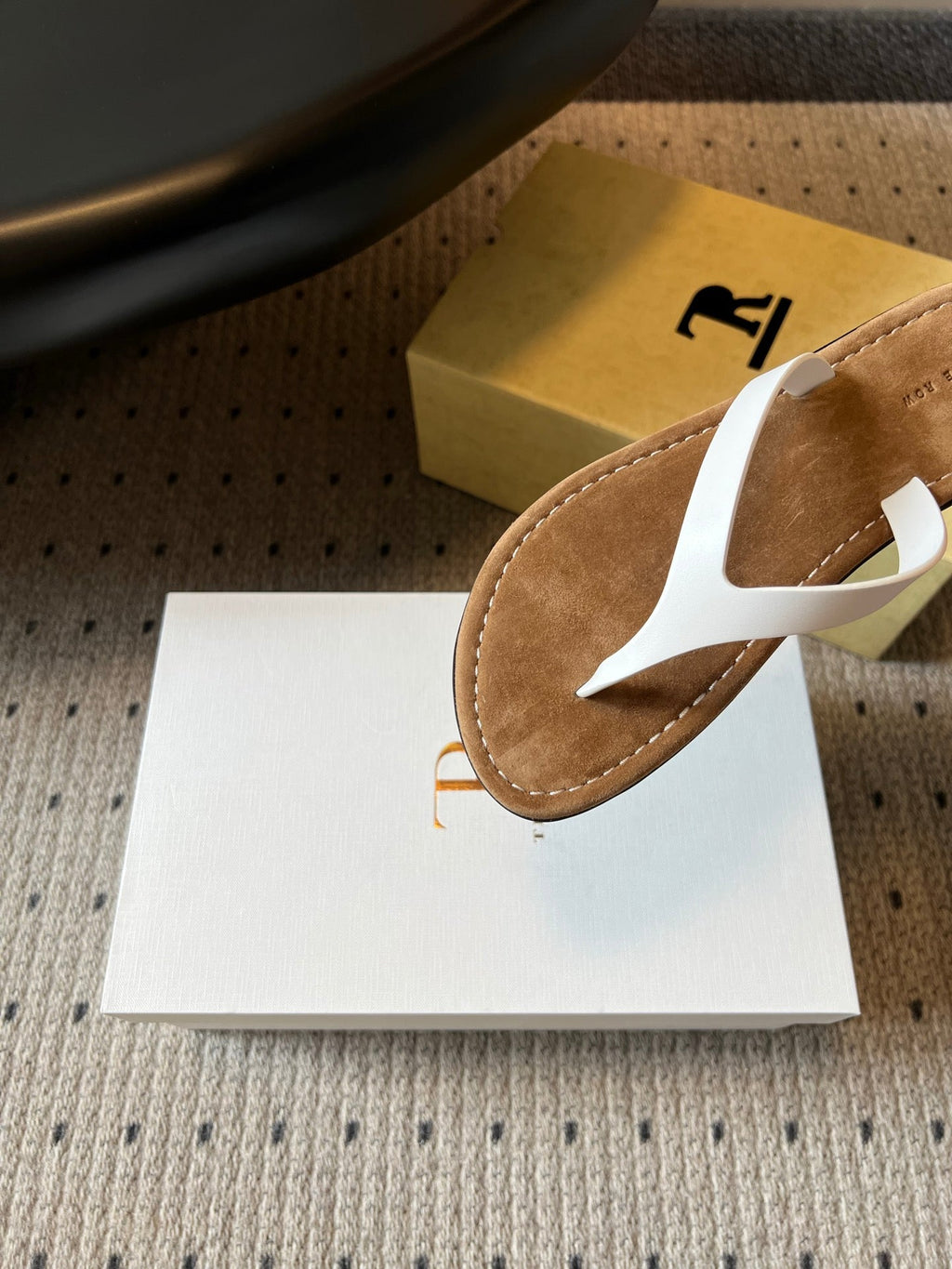 THE ROW 26S THONG SANDALS IN WHITE CALFSKIN AND SUEDE