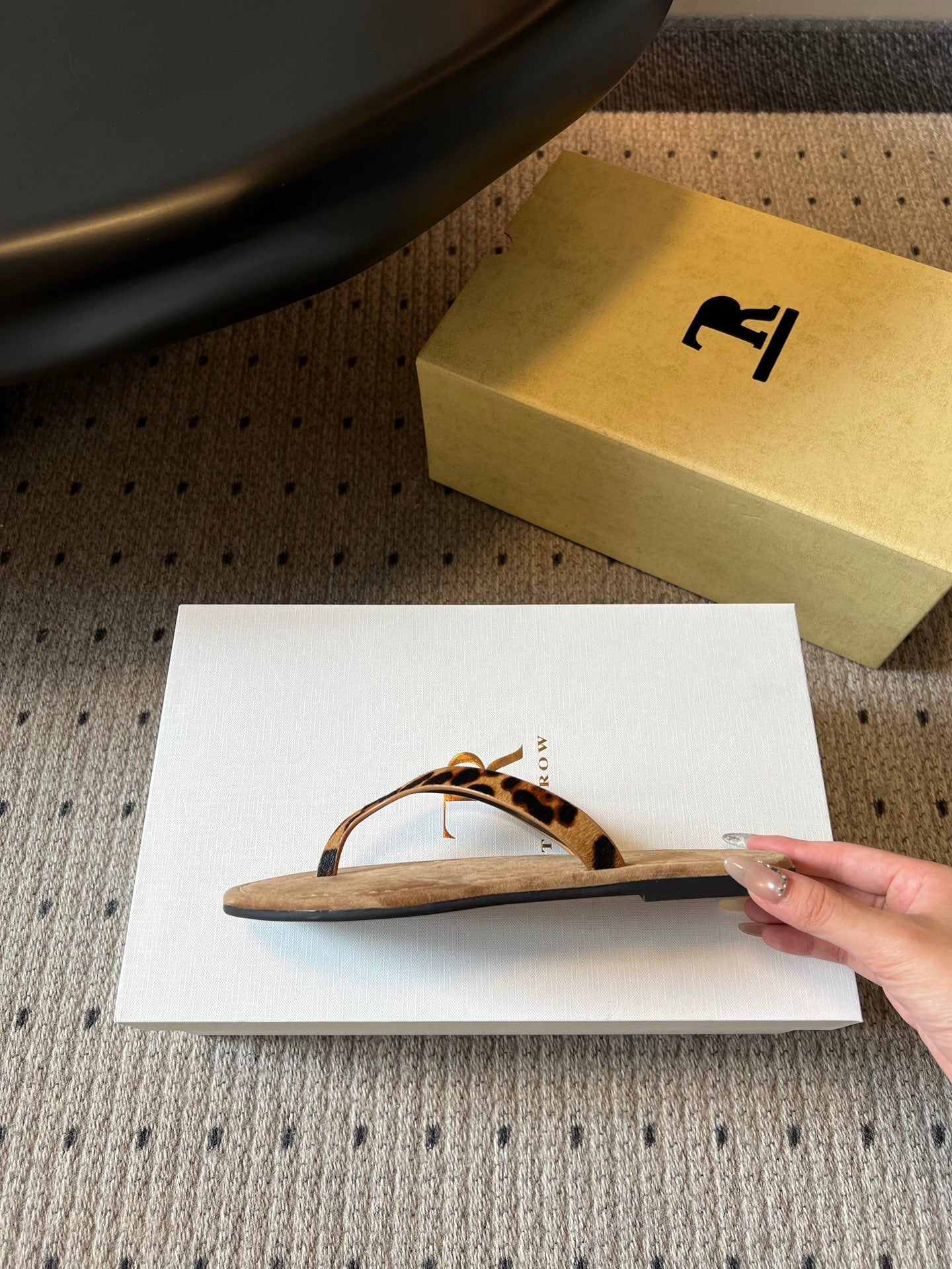 THE ROW 26S THONG SANDALS IN BROWN SPOTTED CALF HAIR AND SUEDE