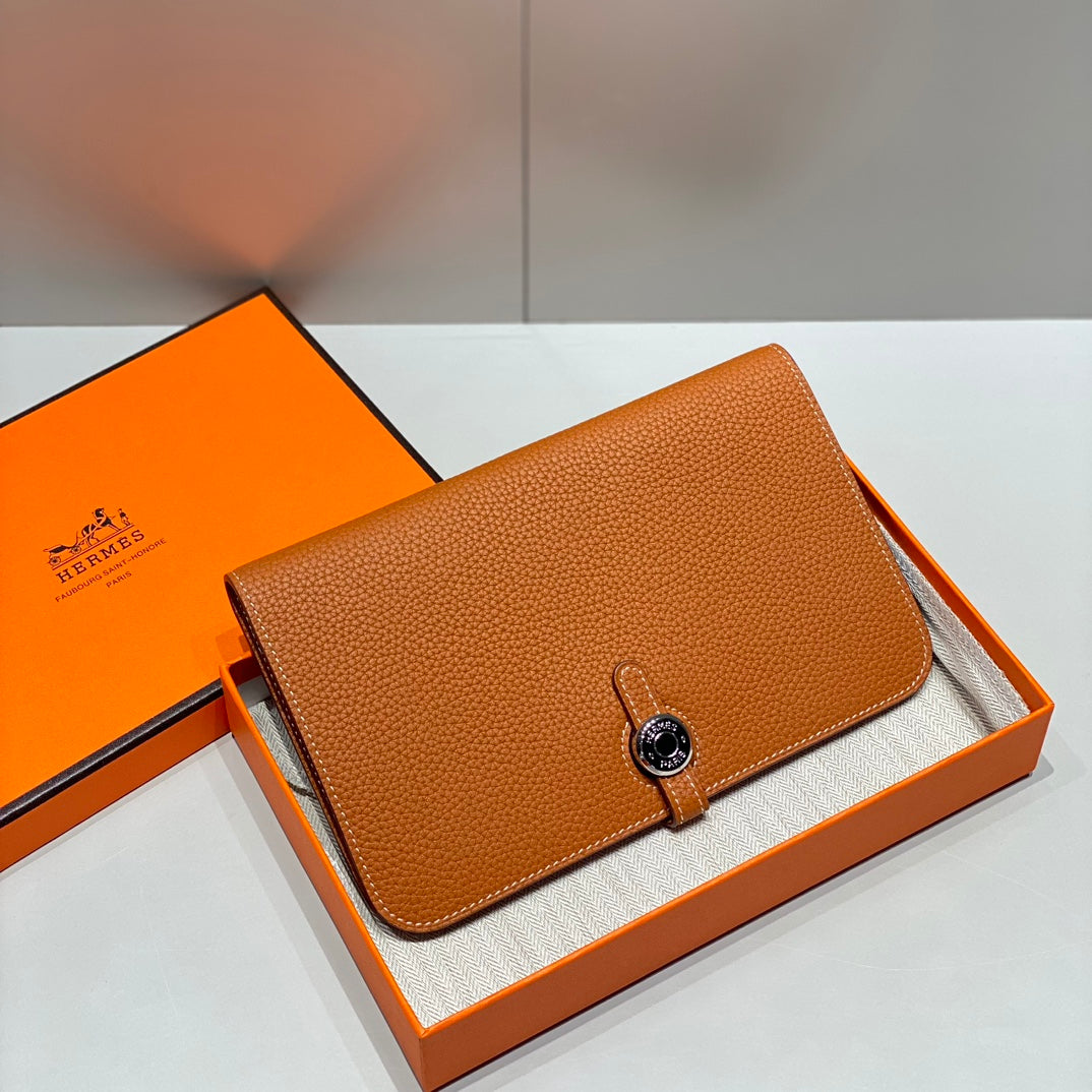 TOGO PASSPORT HOLDER 20 IN GINGER ORANGE CALFSKIN