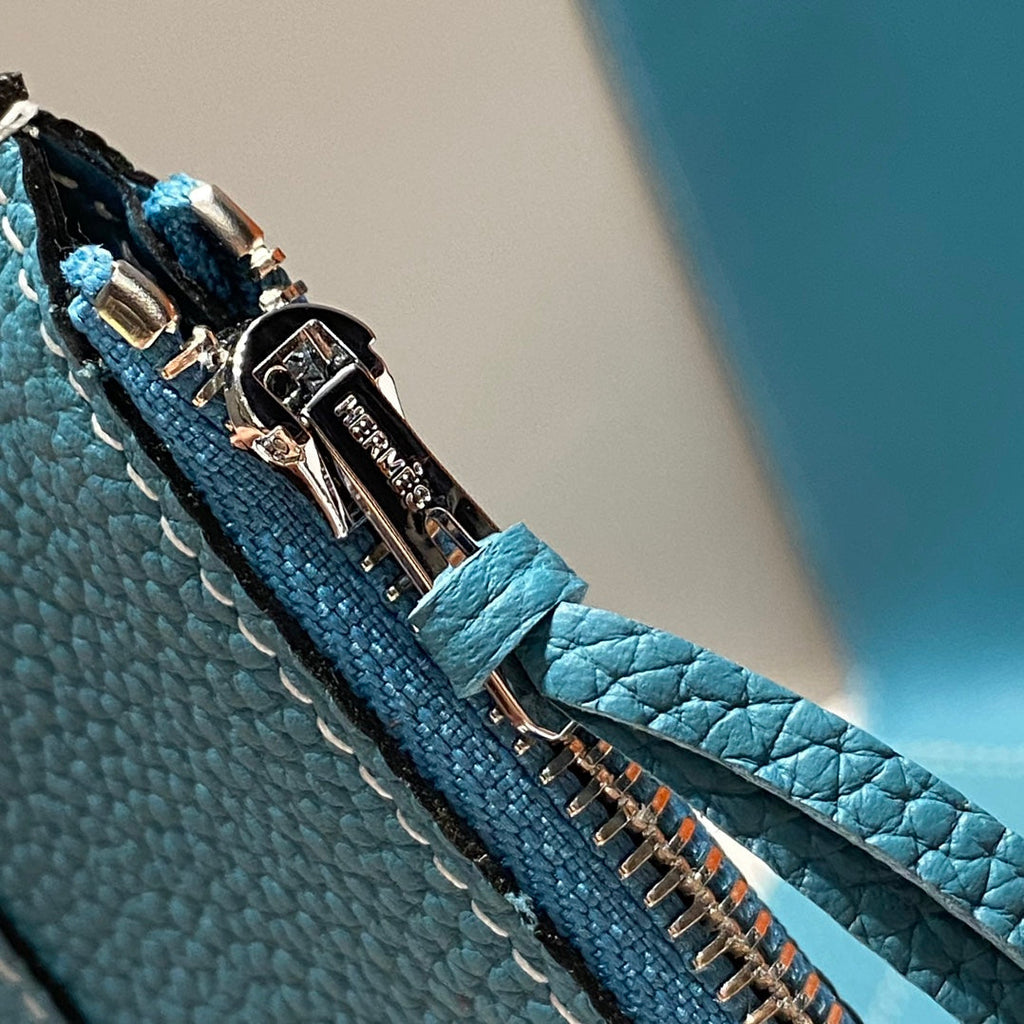 TOGO PASSPORT HOLDER 20 IN OCEAN BLUE CALFSKIN
