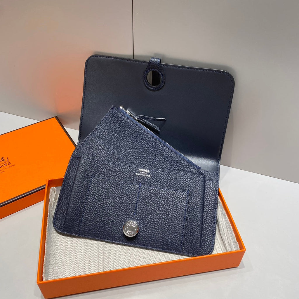 TOGO PASSPORT HOLDER 20 IN NAVY BLUE CALFSKIN