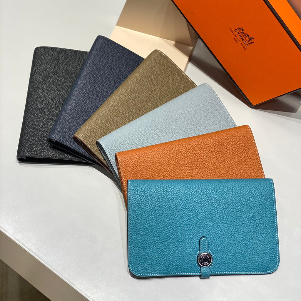 TOGO PASSPORT HOLDER 20 IN NAVY BLUE CALFSKIN