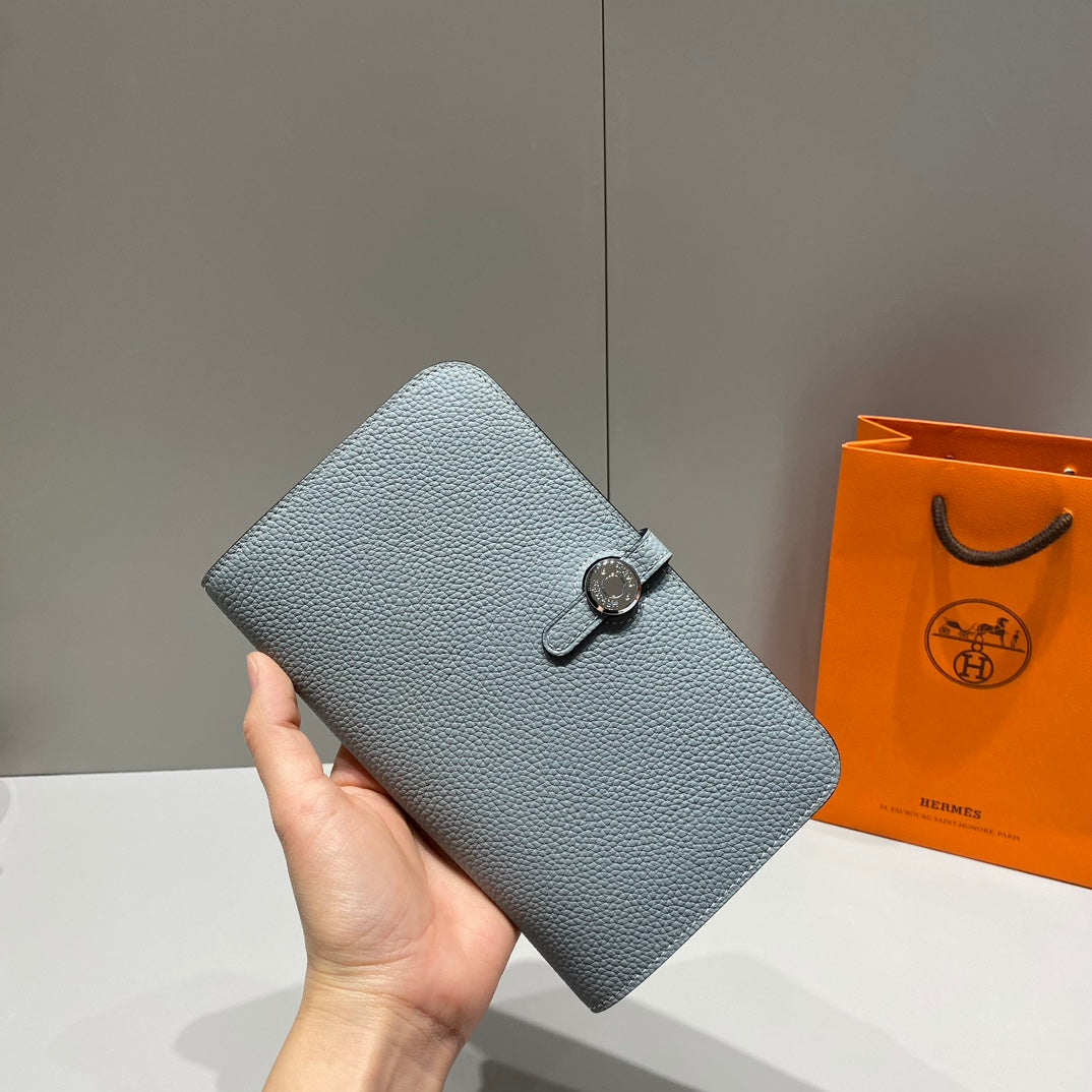 TOGO PASSPORT HOLDER 20 IN LIGHT BLUE CALFSKIN