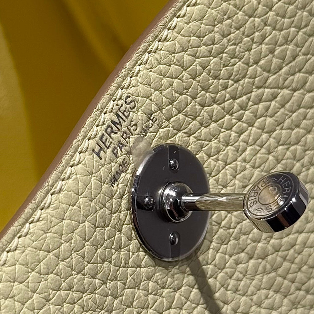 HERMES 25S MINI LINDY 19 IN PASTEL YELLOW CALFSKIN SILVER HARDWARE
