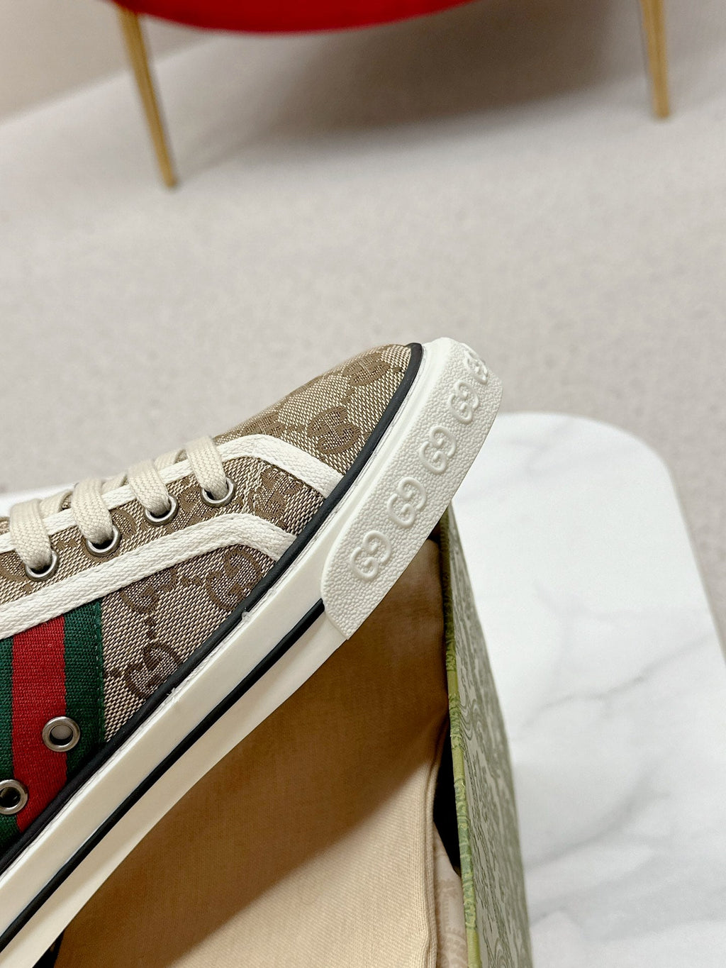 GUCCI 26S LOW TOP SNEAKERS IN BEIGE EBONY CANVAS STYLE 11