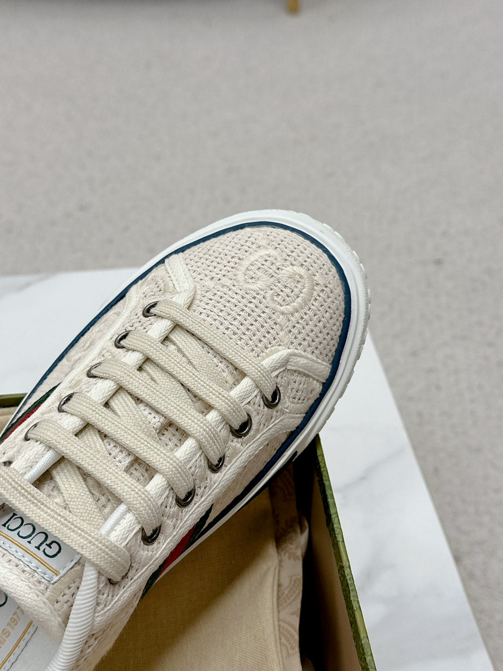 GUCCI 26S LOW TOP SNEAKERS IN IVORY WHITE CANVAS STYLE 08