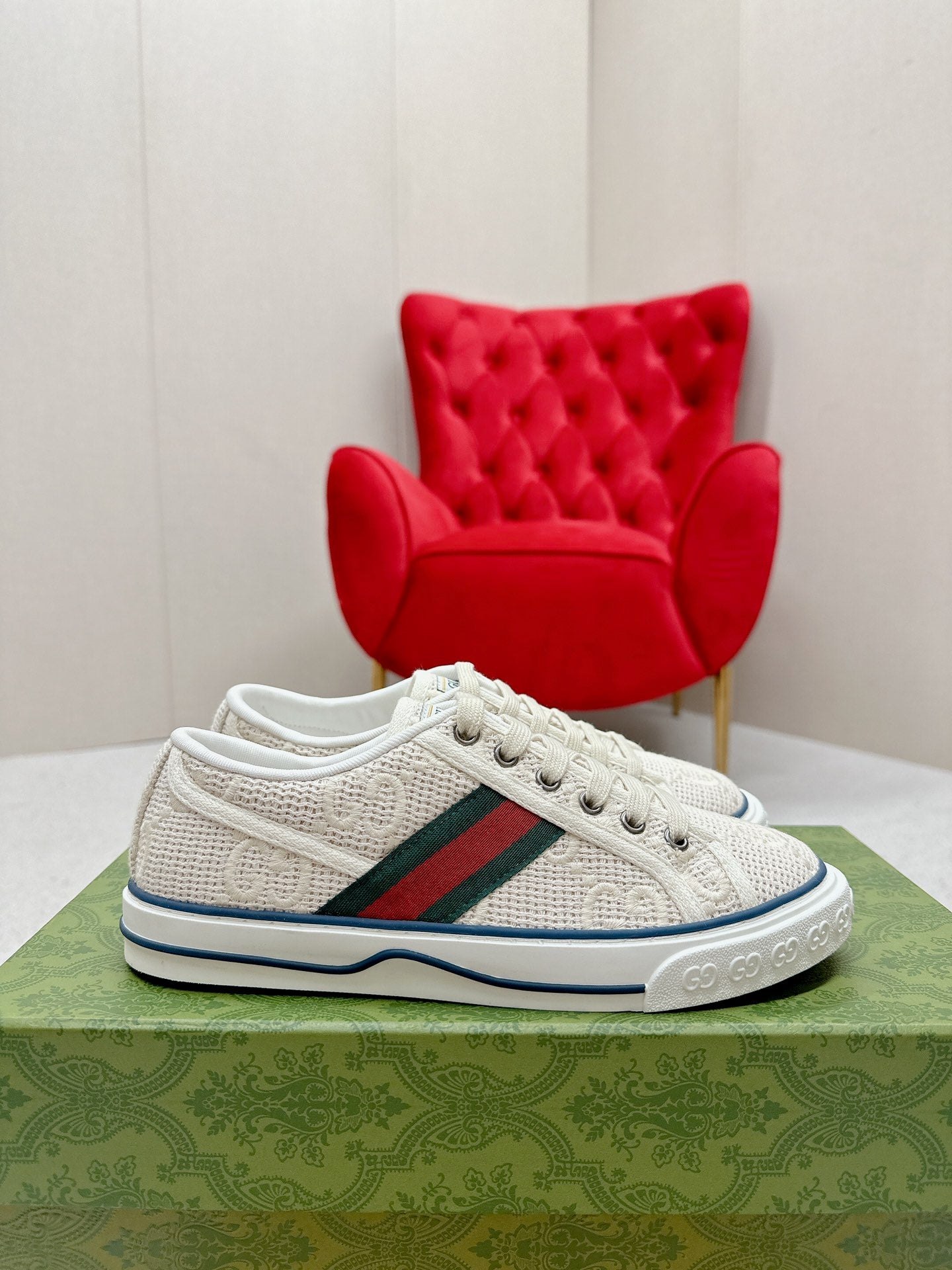 GUCCI 26S LOW TOP SNEAKERS IN IVORY WHITE CANVAS STYLE 08