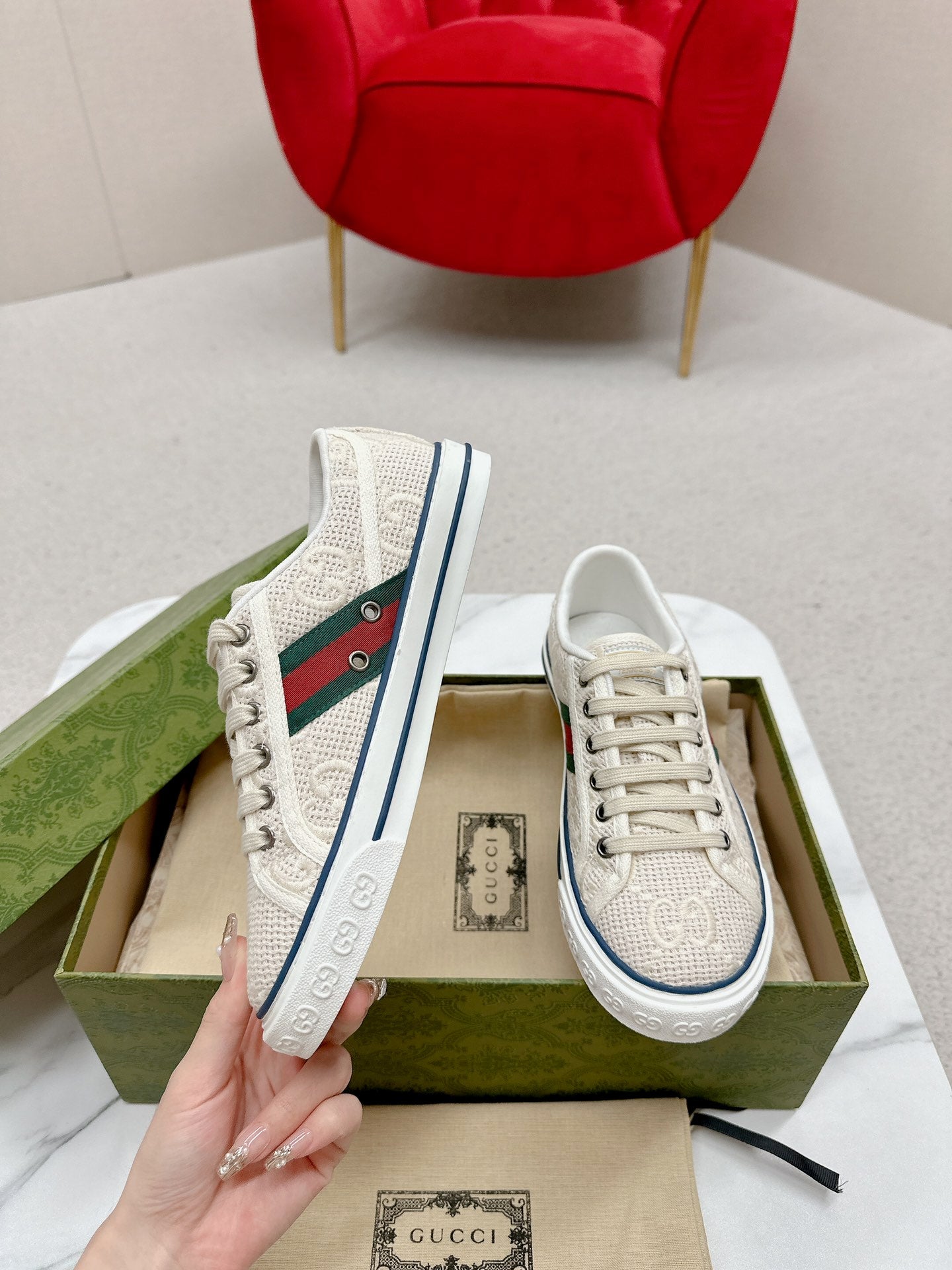 GUCCI 26S LOW TOP SNEAKERS IN IVORY WHITE CANVAS STYLE 08