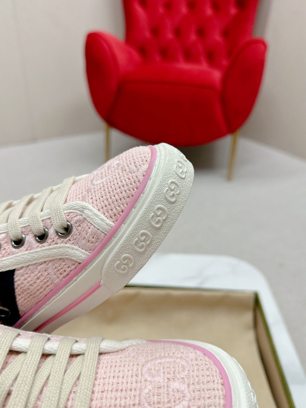 GUCCI 26S LOW TOP SNEAKERS IN LIGHT PINK CANVAS STYLE 09