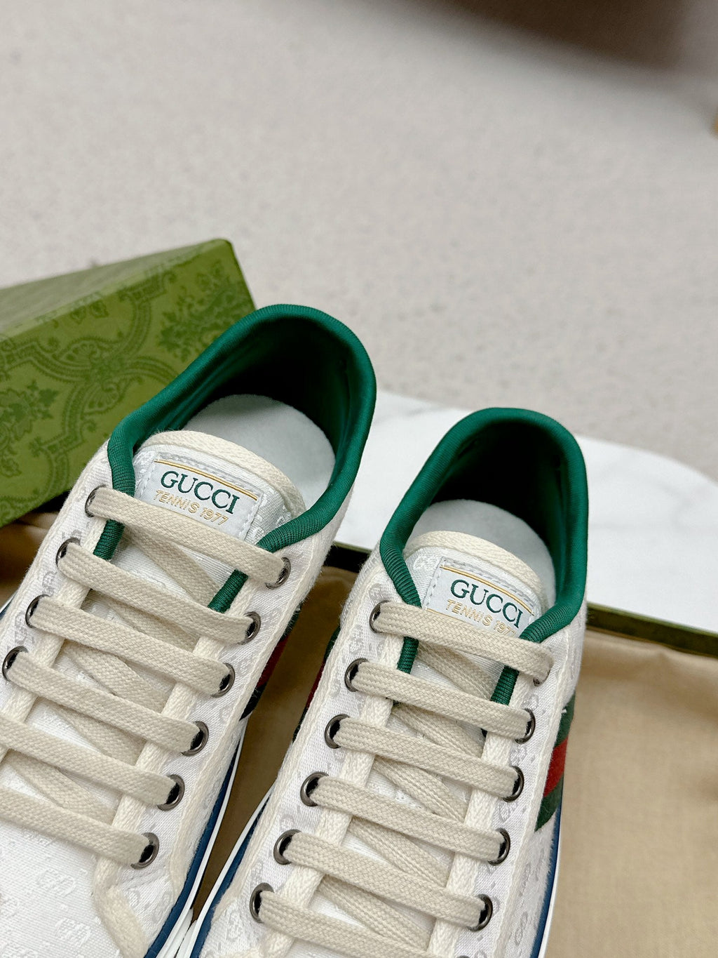 GUCCI 26S LOW TOP SNEAKERS IN WHITE CANVAS STYLE 10