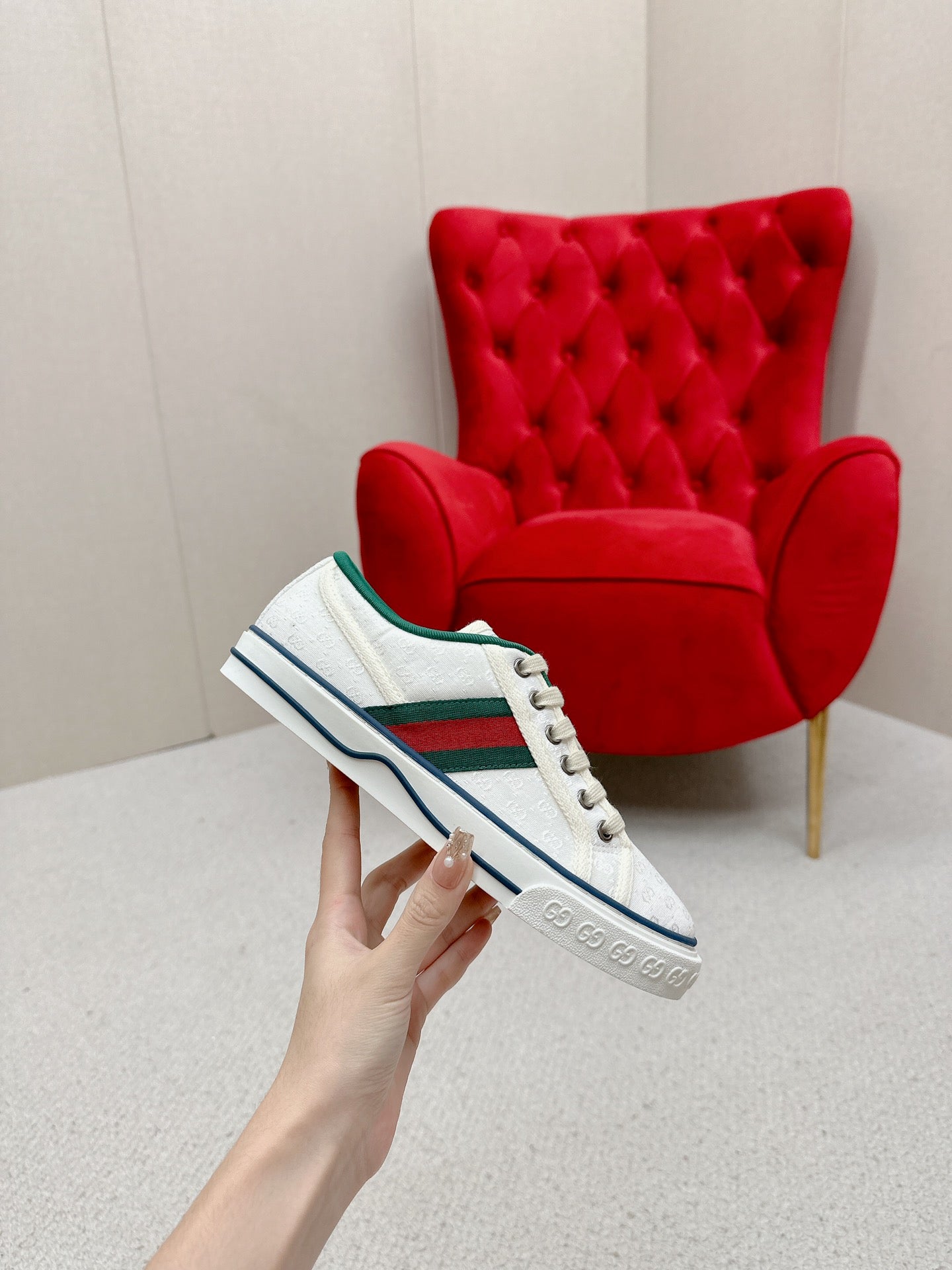 GUCCI 26S LOW TOP SNEAKERS IN WHITE CANVAS STYLE 10
