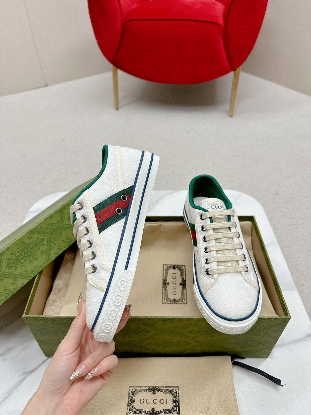 GUCCI 26S LOW TOP SNEAKERS IN WHITE CANVAS STYLE 10