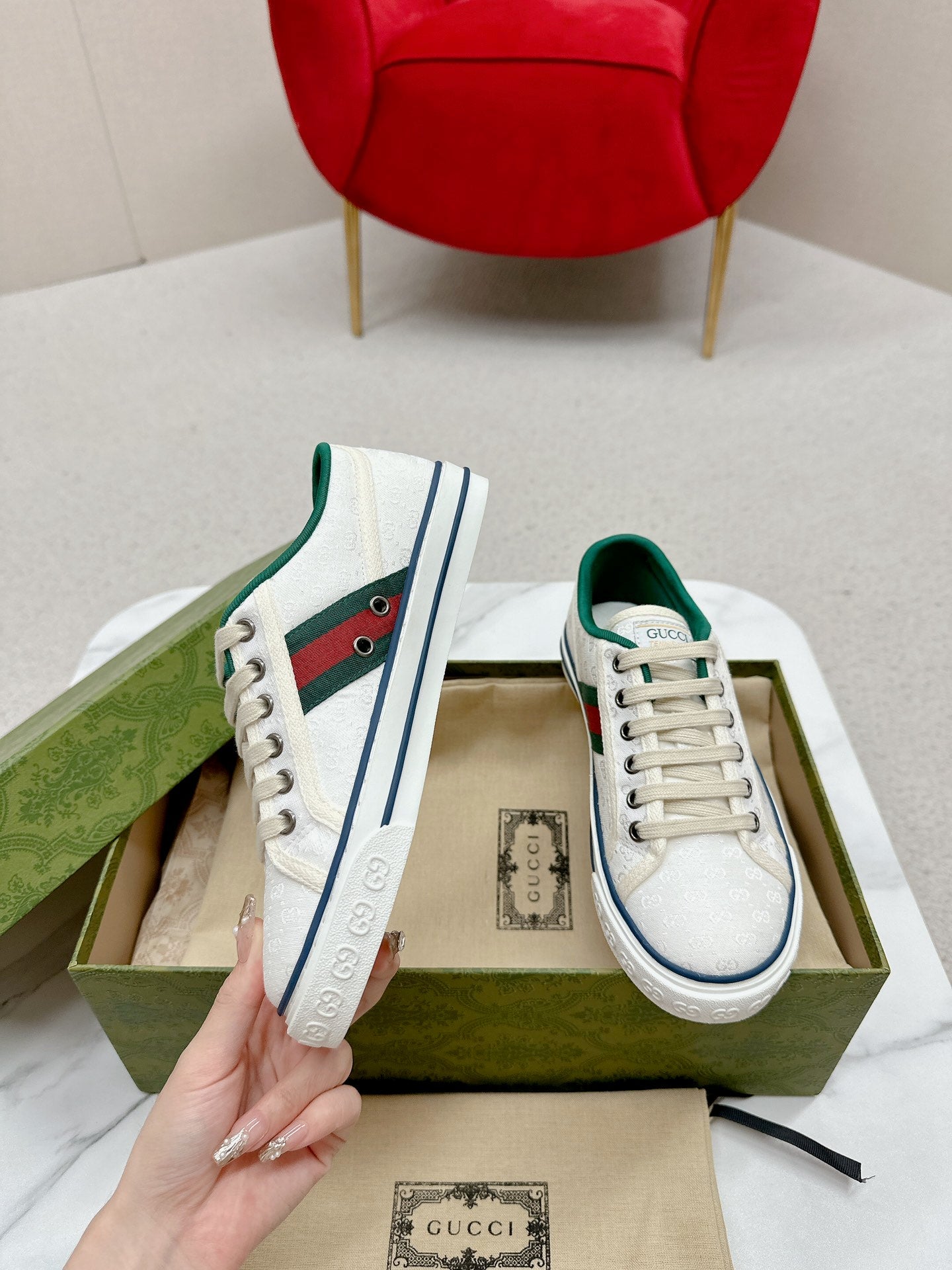GUCCI 26S LOW TOP SNEAKERS IN WHITE CANVAS STYLE 10