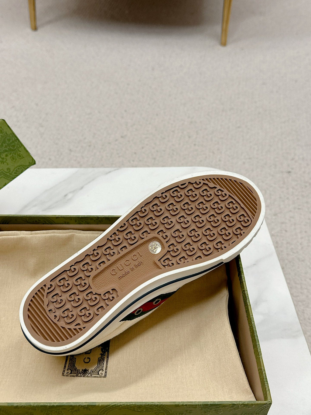 GUCCI 26S LOW TOP SNEAKERS IN WHITE CANVAS STYLE 10